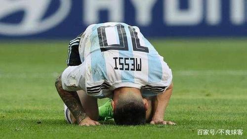 阿根廷球员跪着挡球